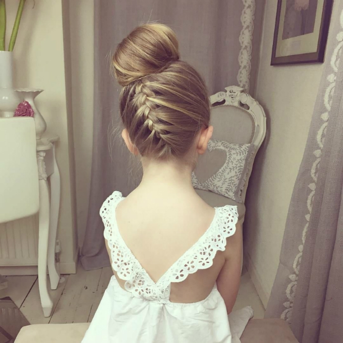 The Cutest Hairstyles For Little Bridesmaids You'll See Today - Circu  Magical Furniture